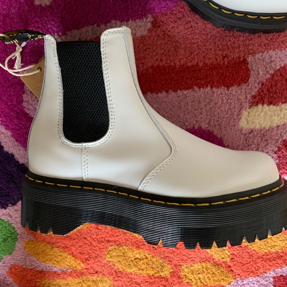 NEW ANTHROPOLOLGIE DR. MARTENS 2976 Quad Leather Platform Chelsea Boot SIZE 8 - Picture 3 of 4